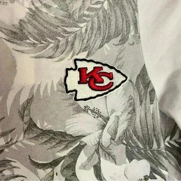 NWT Women's Tommy Bahama White Kansas City Chiefs Floral Victory T-Shirt Size XS - Picture 2 of 8
